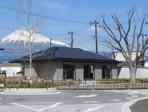 ●富士山と集会所と保存樹ケヤキ（2019年3月）
