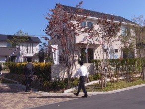 クルドサック道路の入り口にも煉瓦積みの小さなゲートウォール