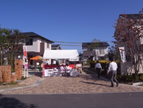 フルールコモン明日花1期の街開きの様子。　　　　・・・クルドサックがイベント広場に早変わり