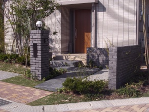 共通外構として素材の質感を煉瓦積みで合わせた門周りのデザイン。煉瓦の色は建物に合わせて選択