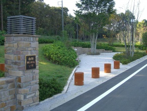 入り口脇の公園も芝張法面