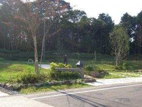 石造りの門と先行植栽